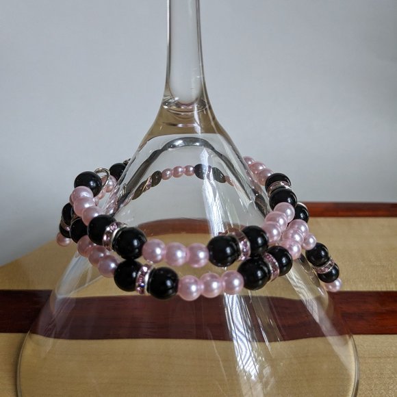 Black and pink beaded fashion memory wire bracelet - Picture 2 of 2